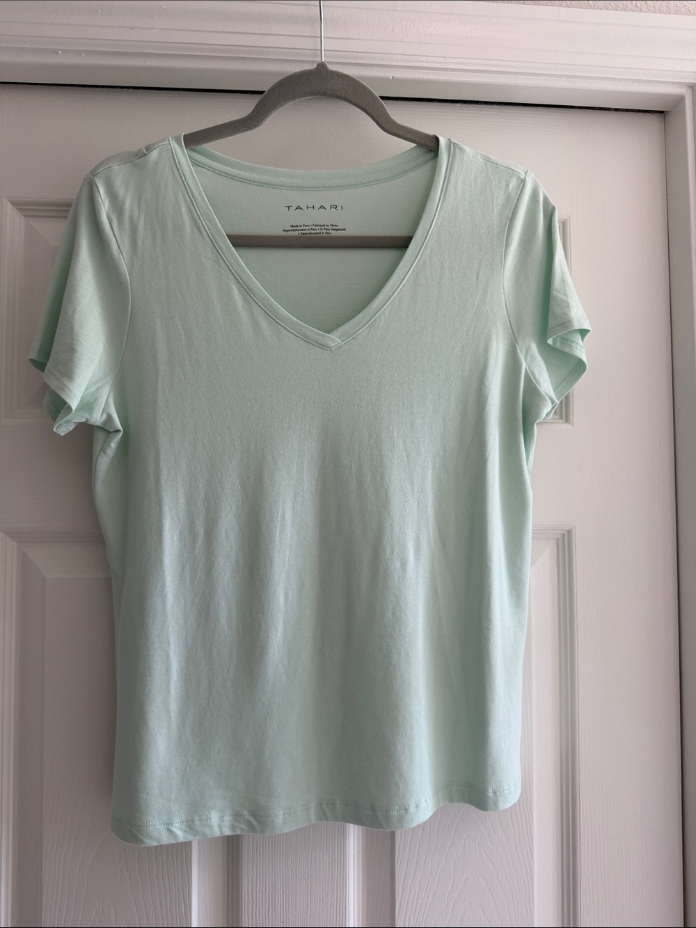 Tahari Light Mint V-Neck Short Sleeve Tee size M